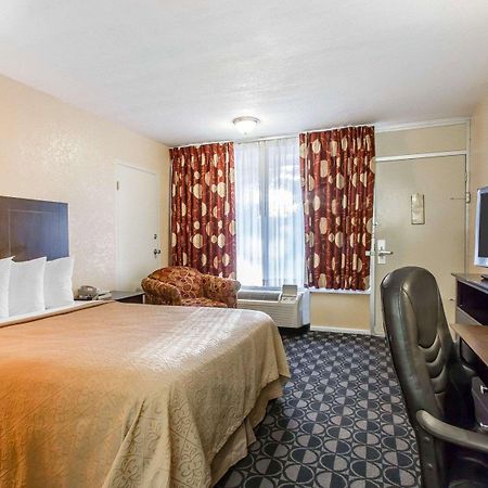 Quality Inn Ada Near University Екстер'єр фото