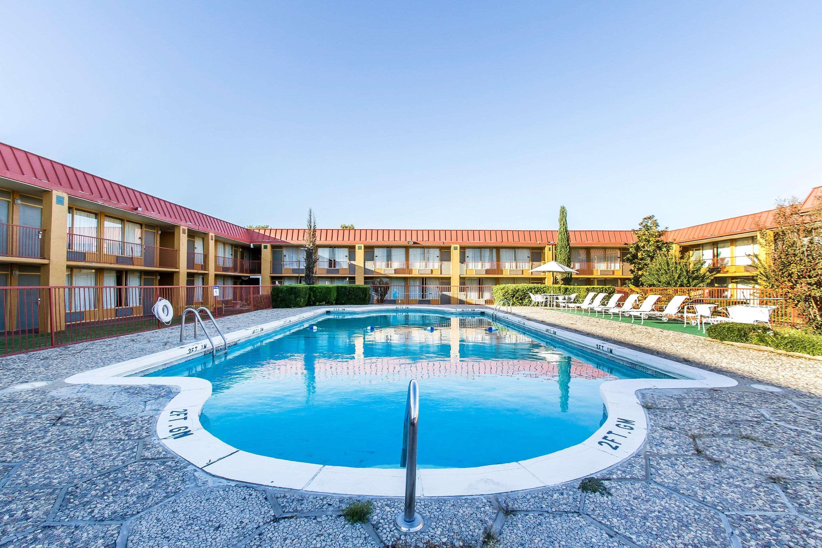 Quality Inn Ada Near University Екстер'єр фото