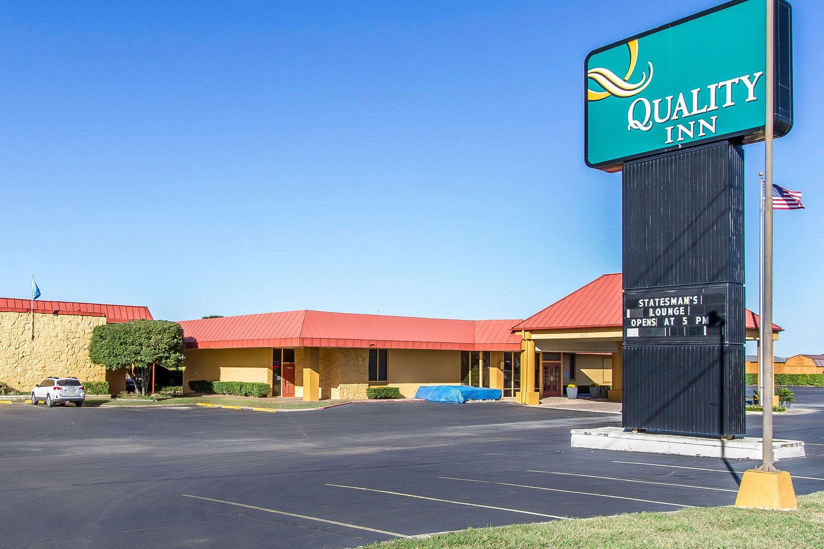 Quality Inn Ada Near University Екстер'єр фото