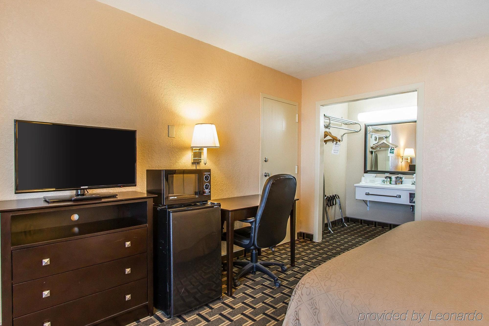 Quality Inn Ada Near University Екстер'єр фото