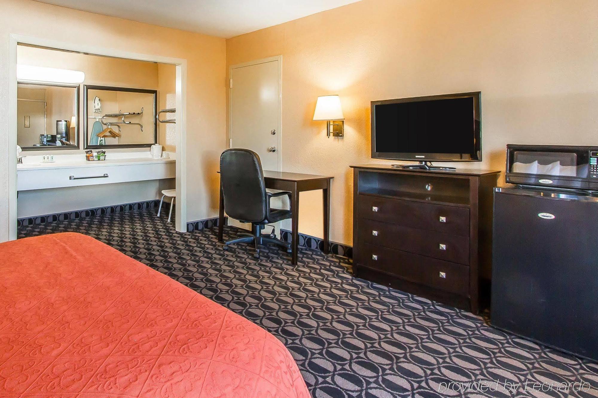 Quality Inn Ada Near University Екстер'єр фото